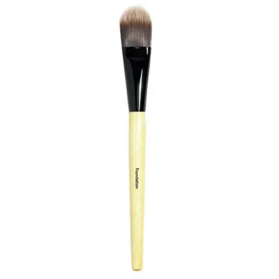 Take your look to the next level with this expertly designed foundation brush.