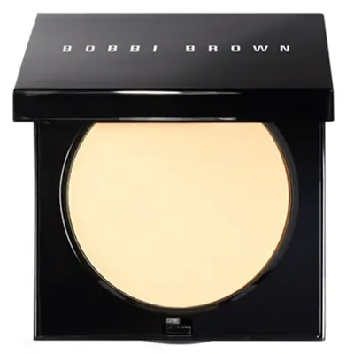 Perfect your foundation with this oil-free, oil-absorbing pressed powder.