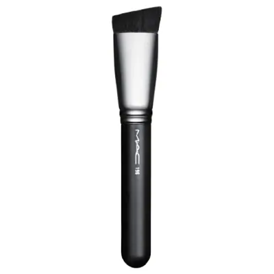 An ultra-smooth slanted top brush every contour of the face