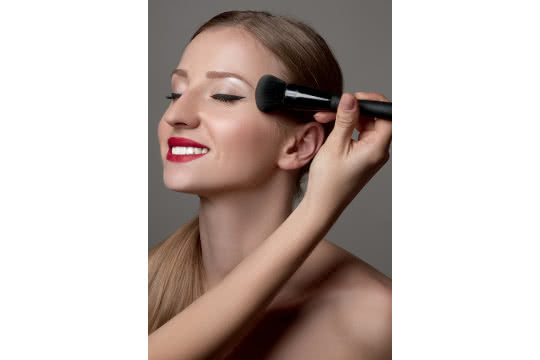 What Tricks Do Makeup Artists Use For Long-Lasting Makeup?