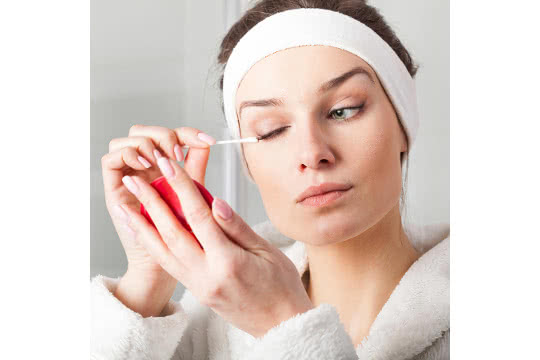 Qual è il modo migliore per rimuovere rapidamente l'eyeliner?